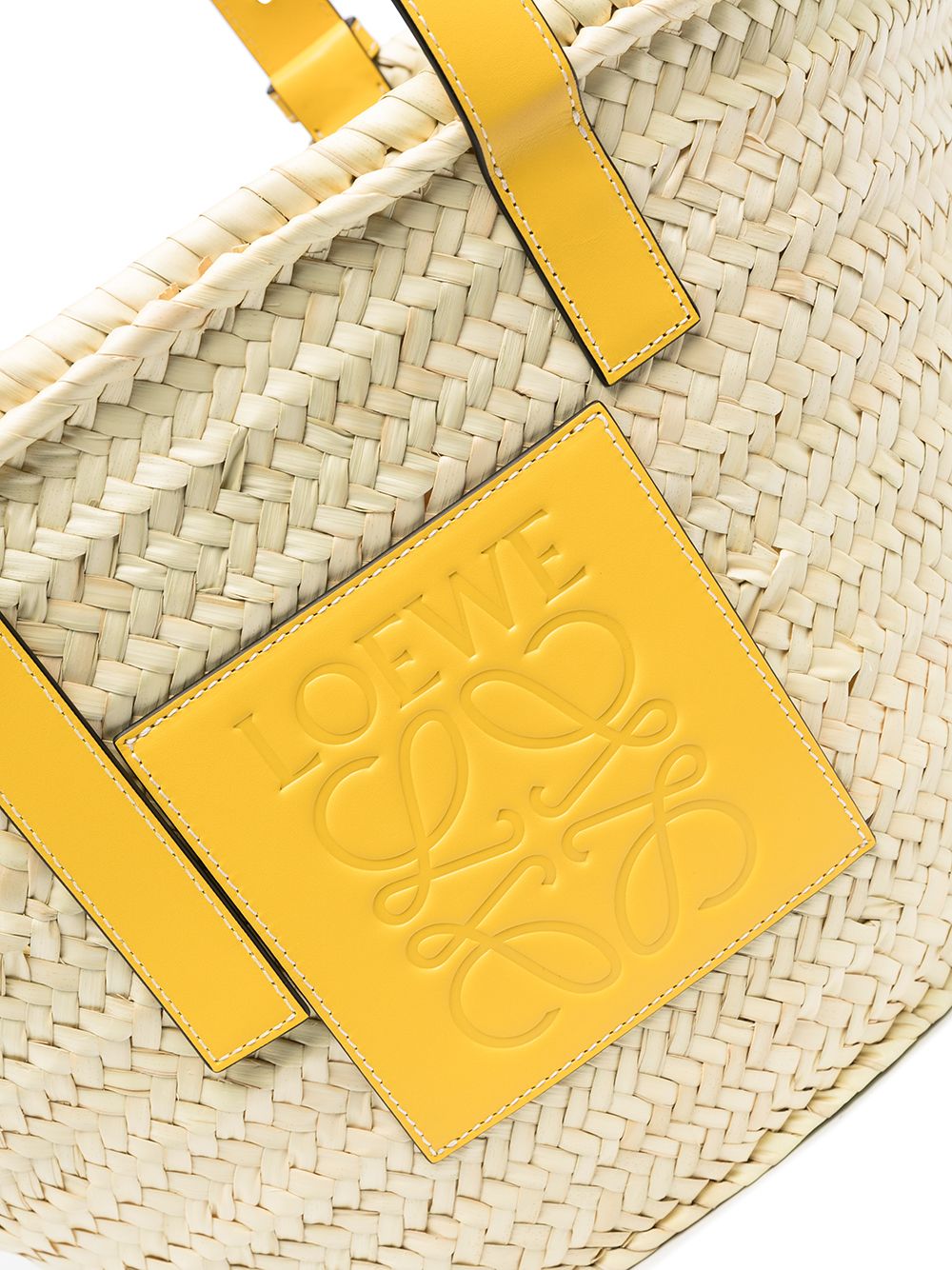 фото Loewe плетеная сумка на плечо с нашивкой-логотипом