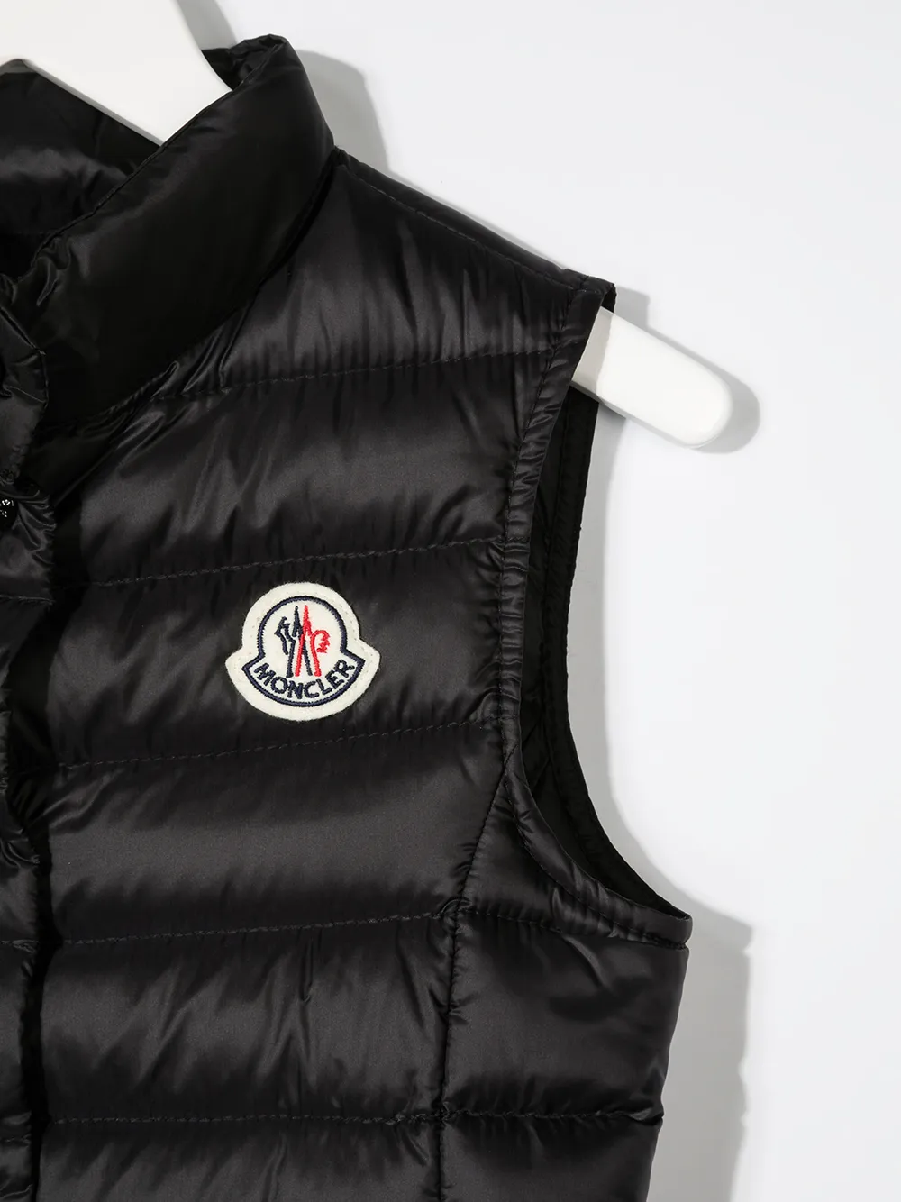 фото Moncler enfant дутый жилет с нашивкой-логотипом