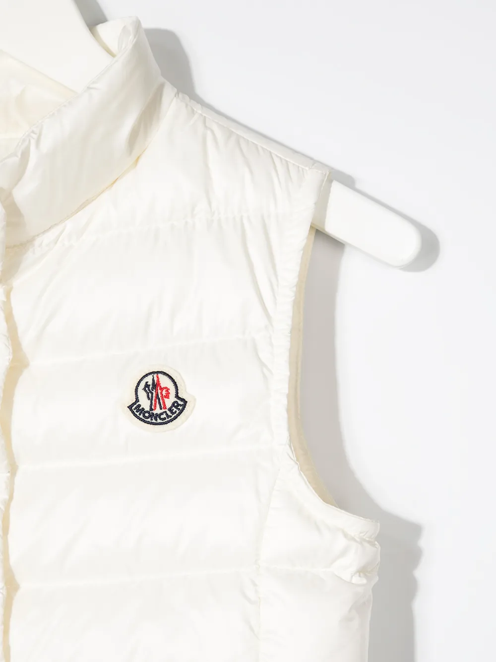 фото Moncler enfant дутый жилет с нашивкой-логотипом