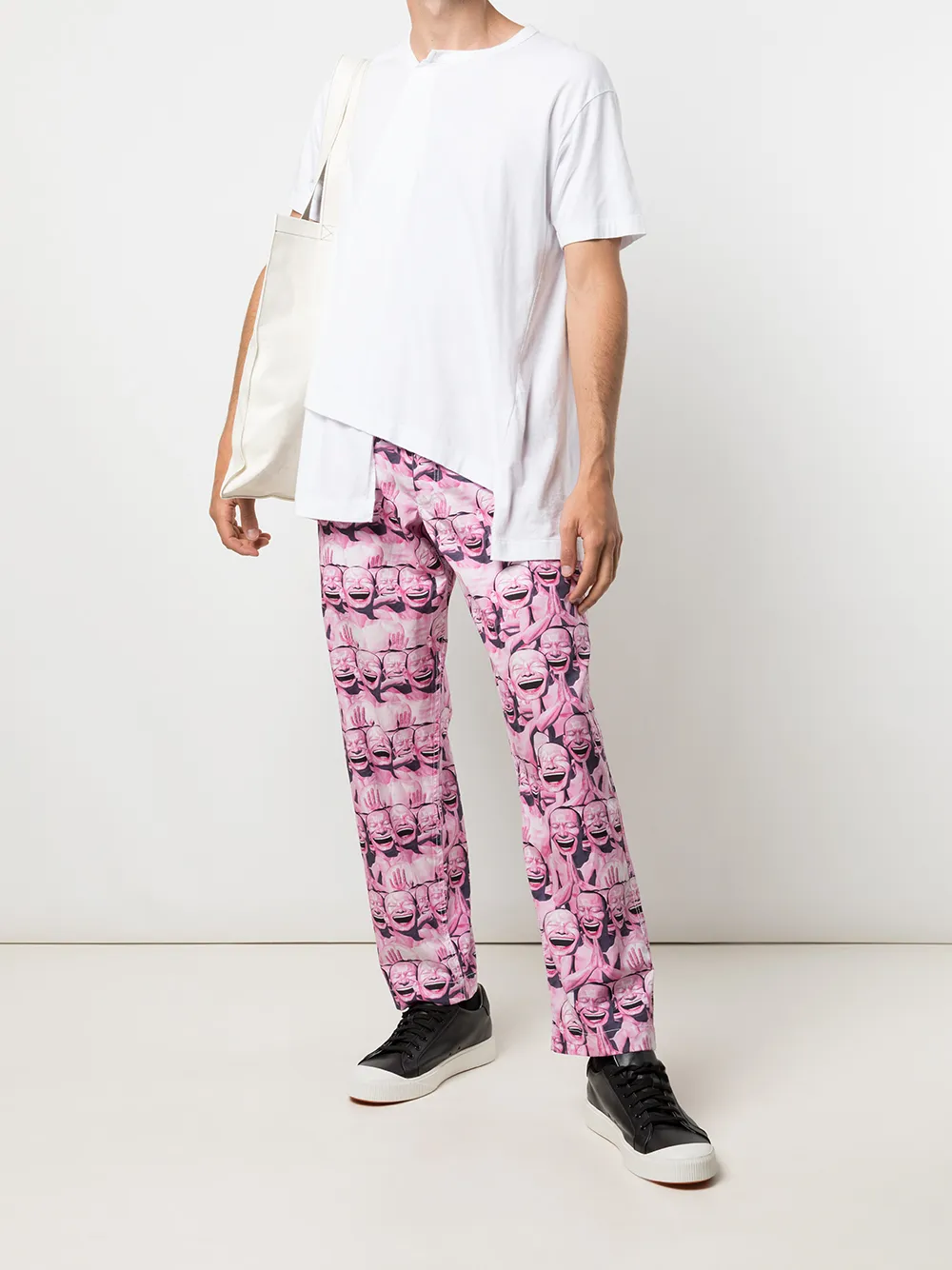 фото Comme des garçons shirt брюки yue minjun с графичным принтом