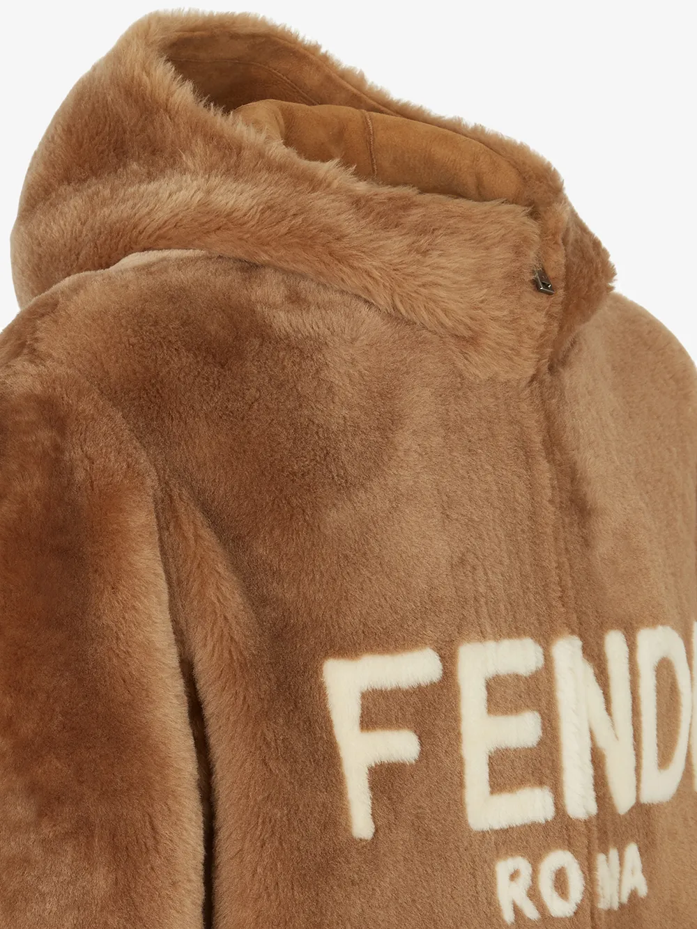 фото Fendi короткая шуба из овчины с капюшоном и логотипом