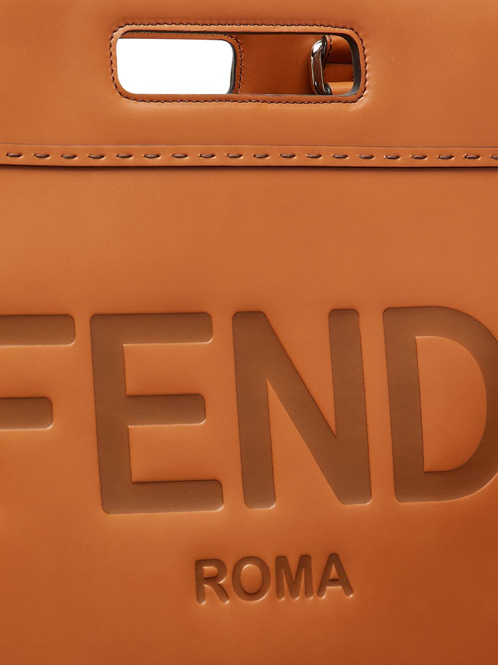 фото Fendi клатч с тисненым логотипом