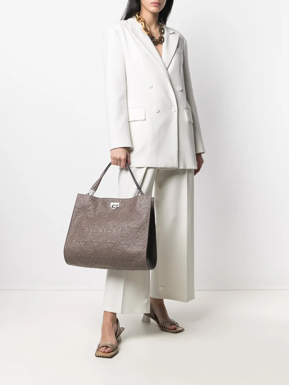 фото Salvatore ferragamo сумка-тоут с тисненым логотипом