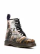 Imagem 2 de Dr. Martens Bota com cadarço e estampa gráfica