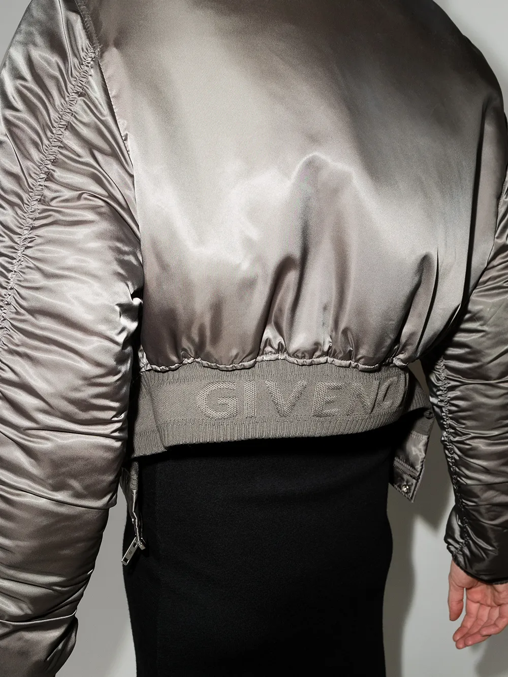 фото Givenchy укороченный бомбер с эффектом металлик