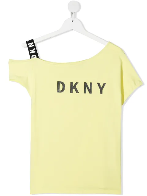 Dkny Kids تيشيرت بكتف واحد وطبعة شعار الماركة