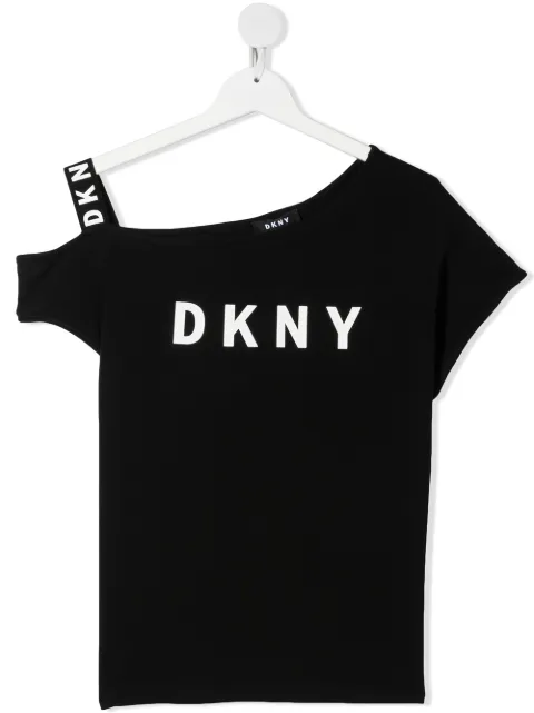 Dkny Kids تيشيرت بكتف واحد وطبعة شعار الماركة