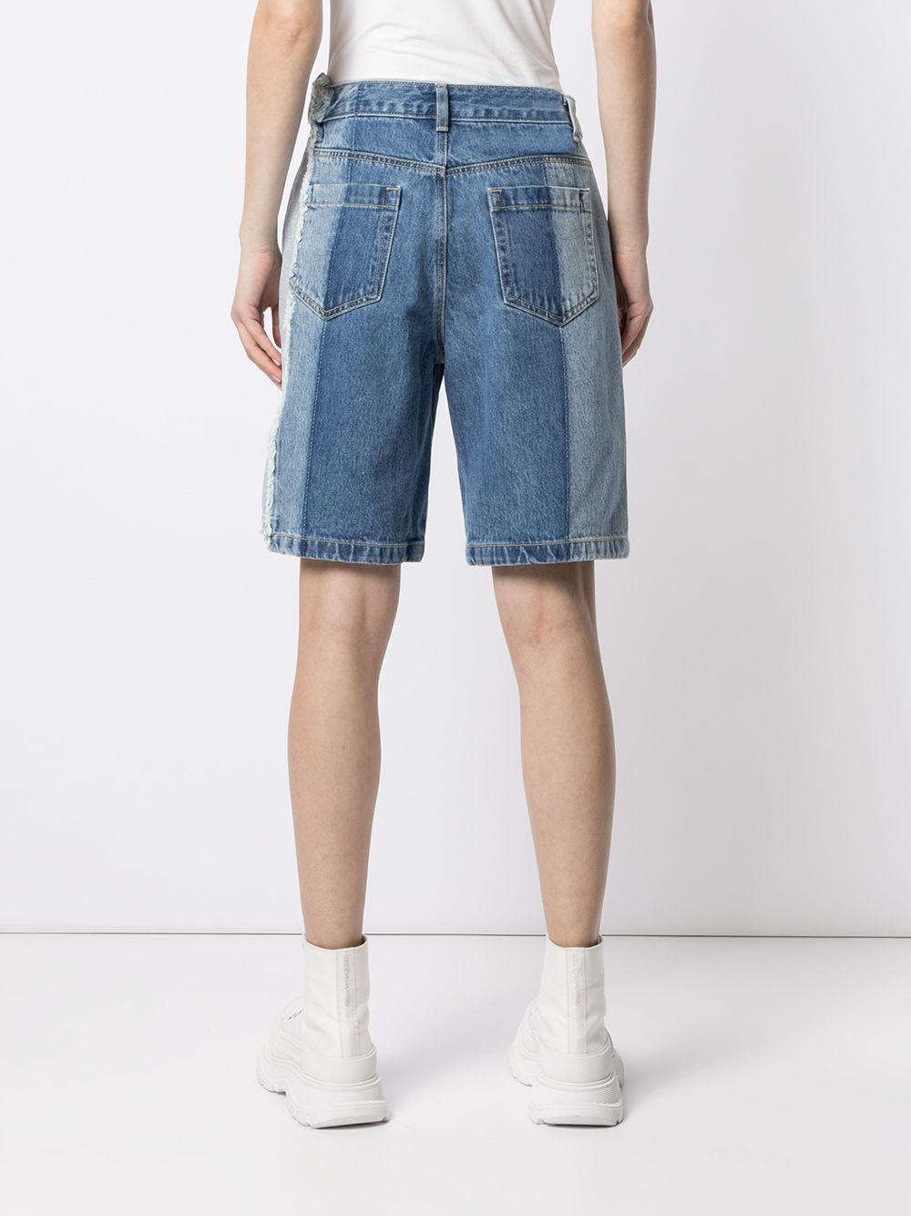 фото Sjyp джинсовые шорты с контрастными вставками