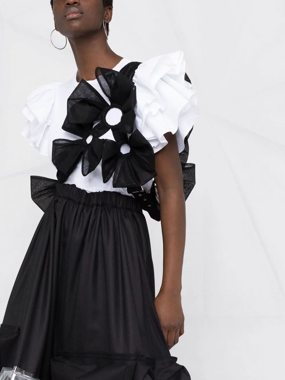 фото Comme des garçons noir kei ninomiya топ с цветочной аппликацией и вырезами