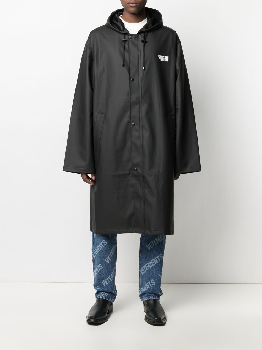 плащ с логотипом VETEMENTS 16488368636363633263