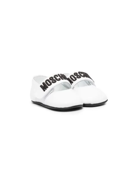 Moschino Kids حذاء أطفال رضع مطرز بشعار الماركة