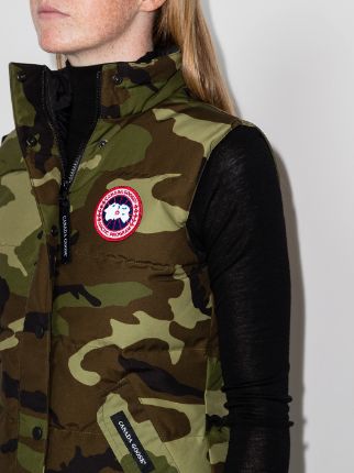 camouflage-pattern puffer gilet展示图