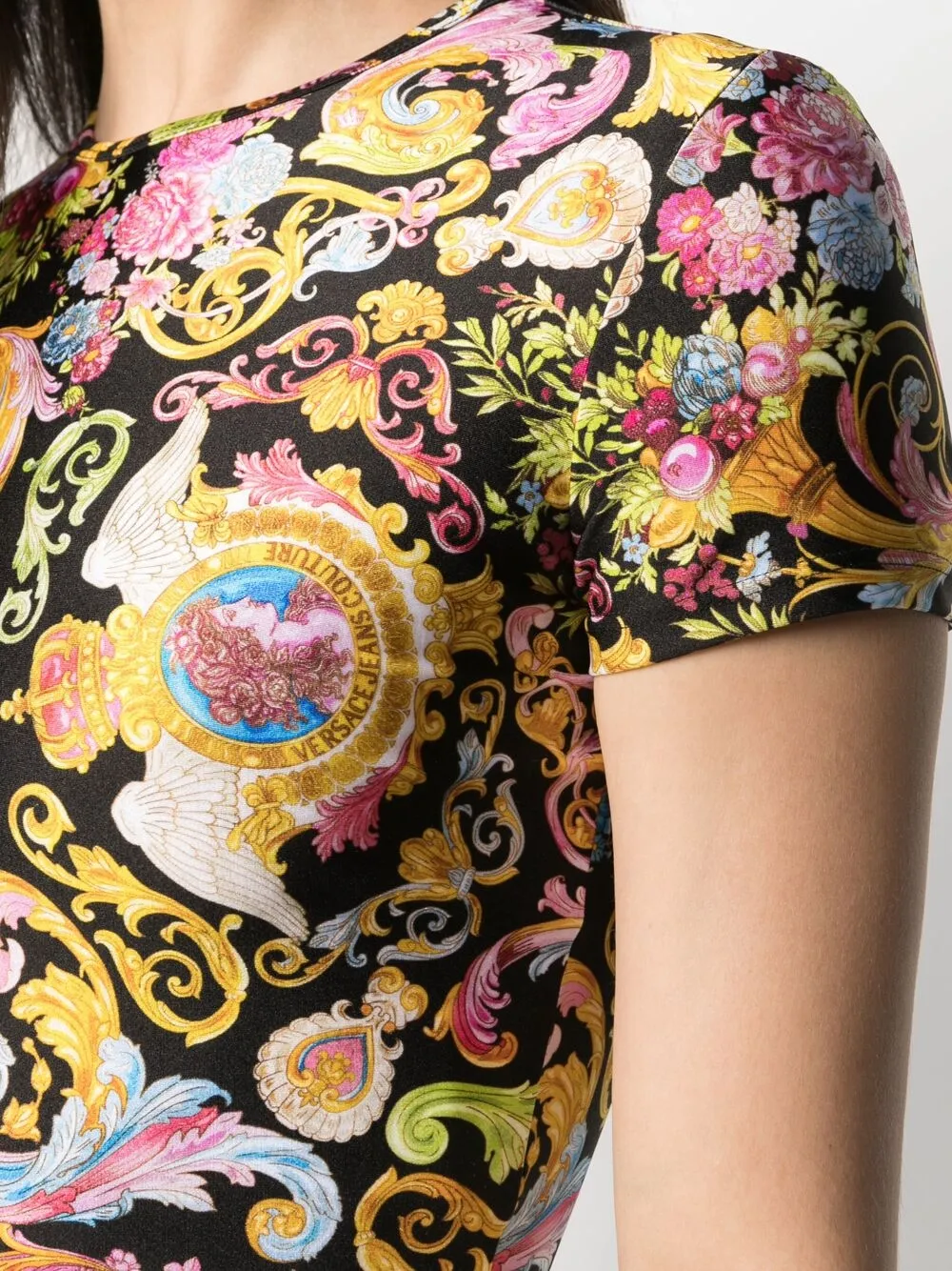 фото Versace jeans couture укороченная футболка с принтом versailles