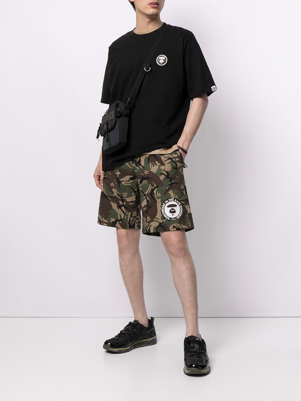 фото Aape by *a bathing ape® камуфляжные шорты с логотипом