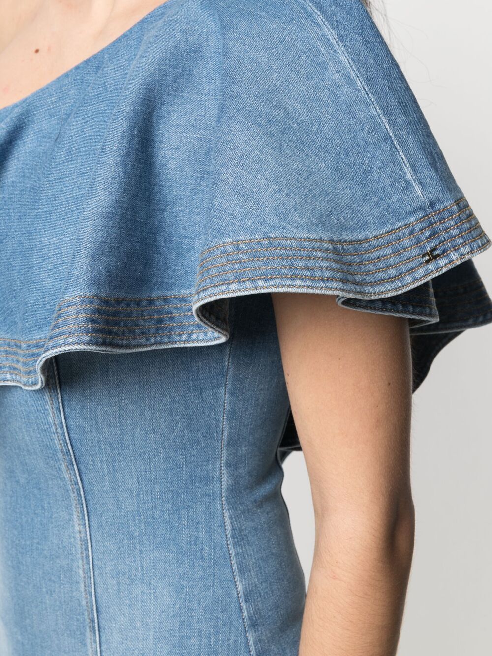 фото Elisabetta franchi джинсовое платье мини на одно плечо