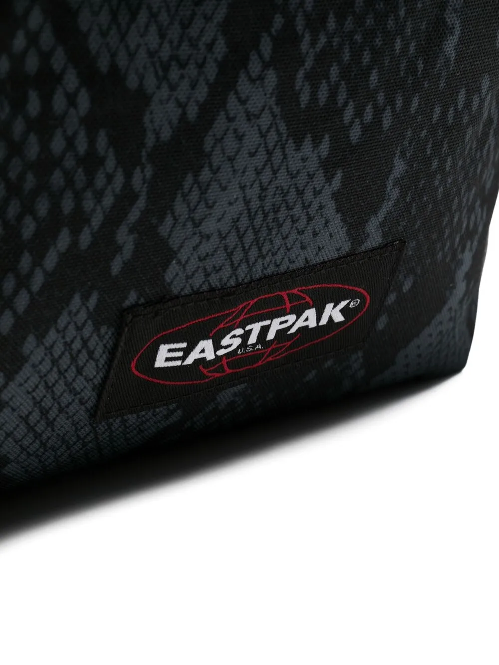 фото Eastpak рюкзак со змеиным принтом