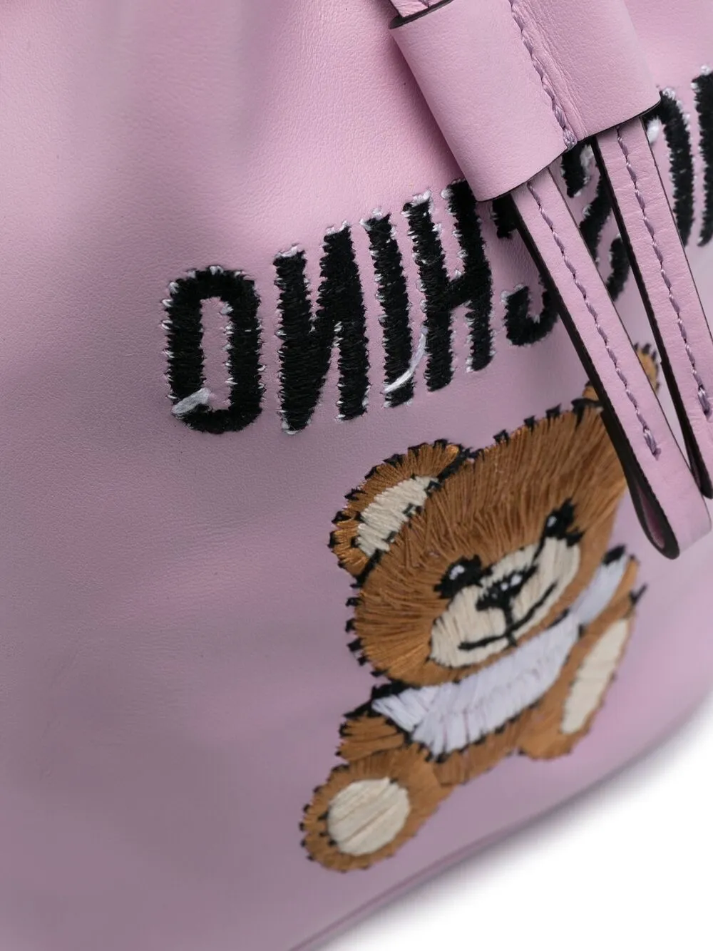 фото Moschino сумка-ведро teddy с вышитым логотипом