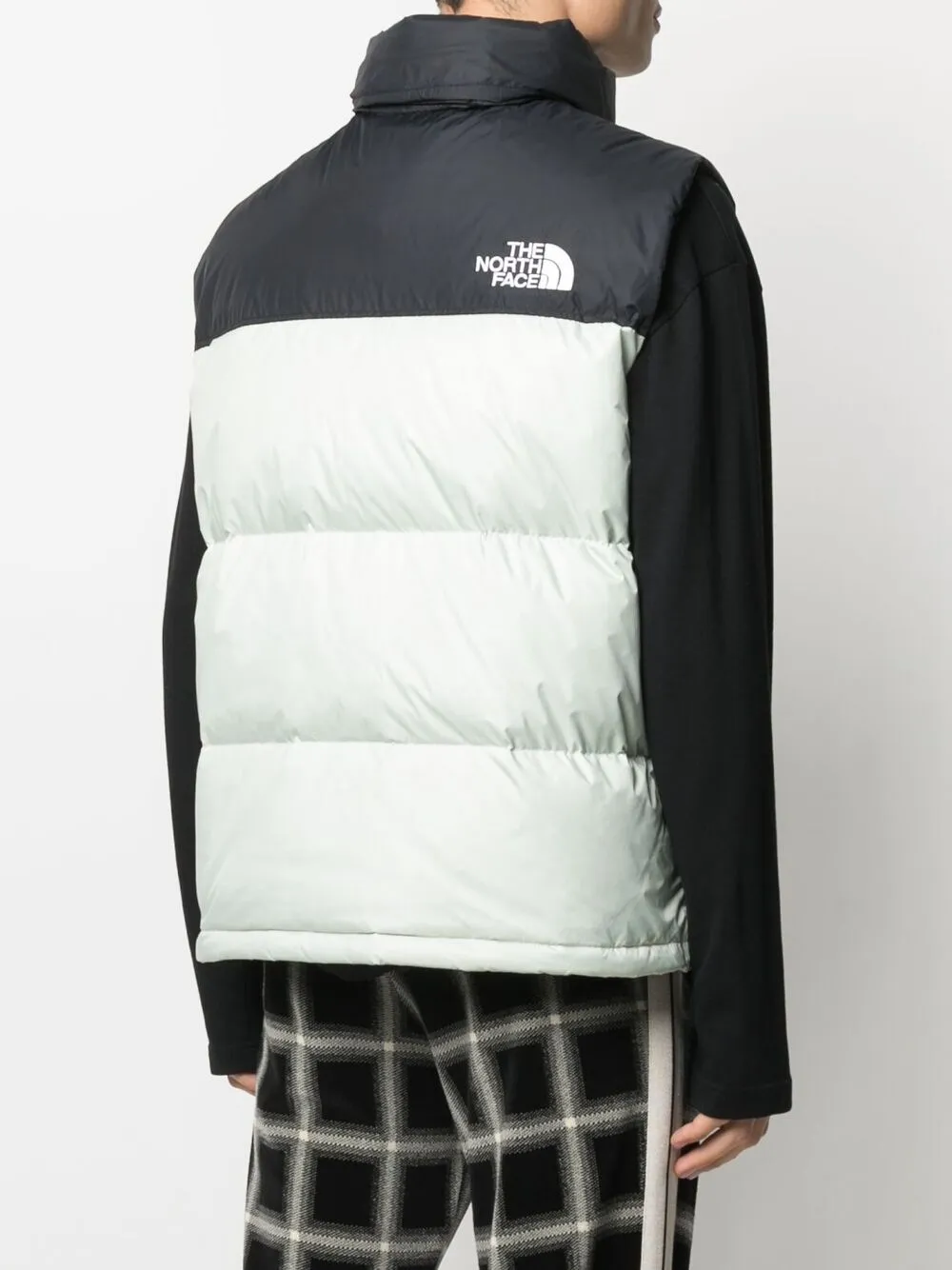 фото The north face дутый жилет в стиле колор-блок