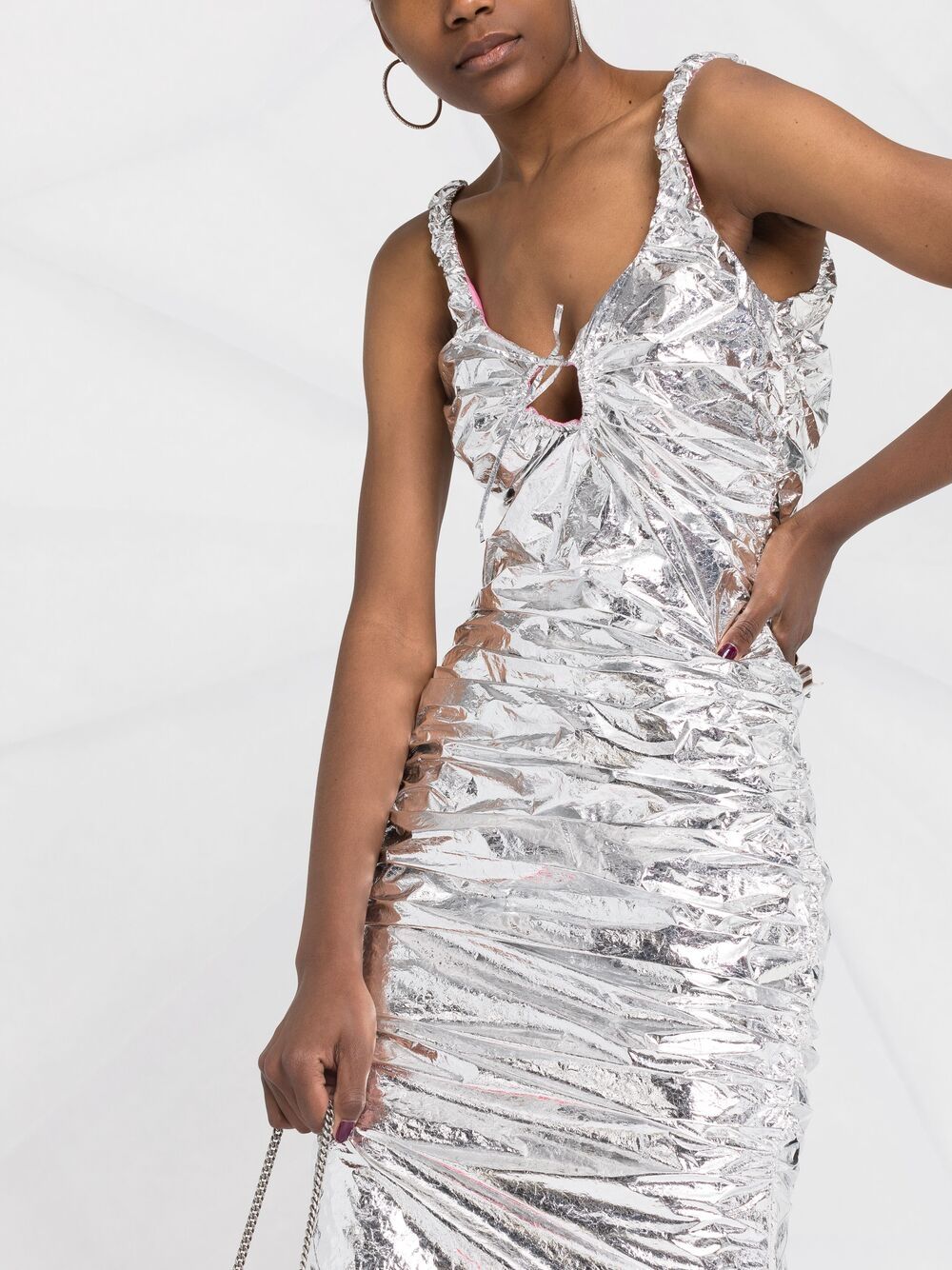 фото Maisie wilen приталенное платье миди с эффектом металлик