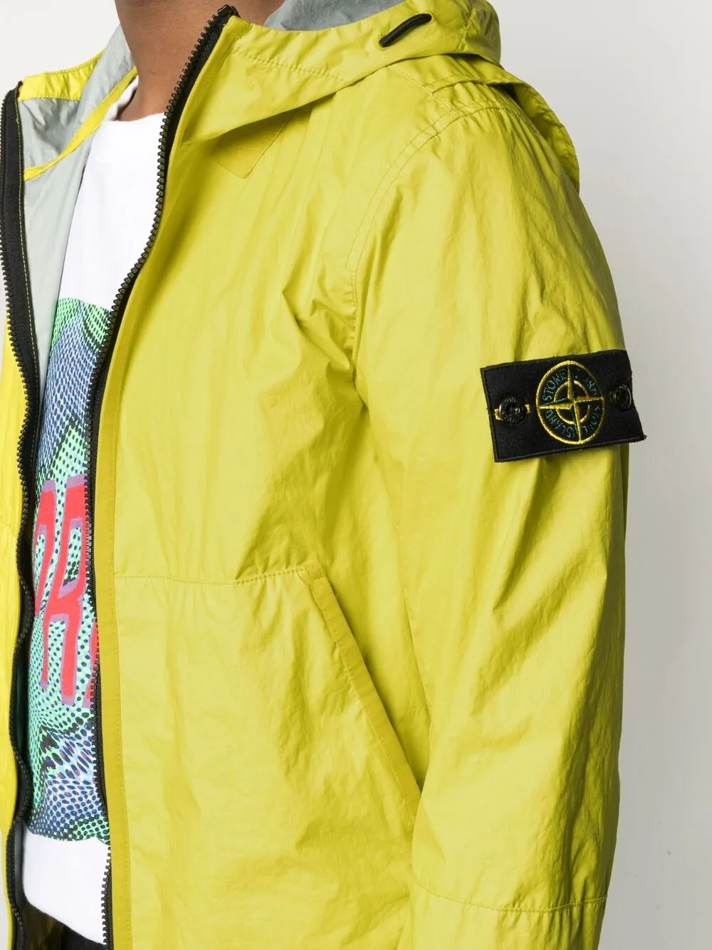 фото Stone island куртка с нашивкой на рукаве