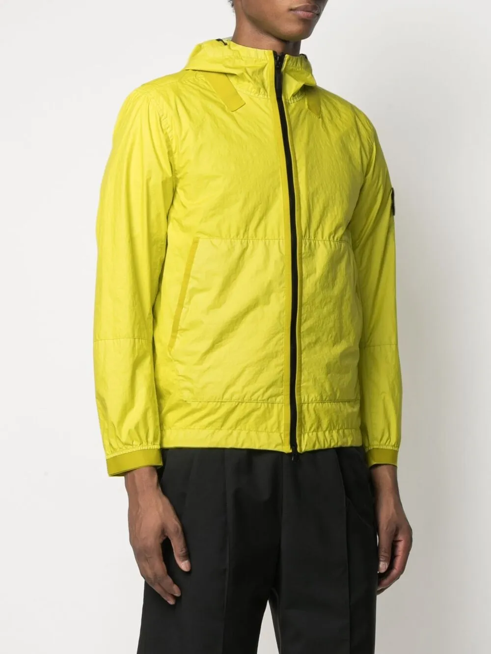 фото Stone island куртка с нашивкой на рукаве