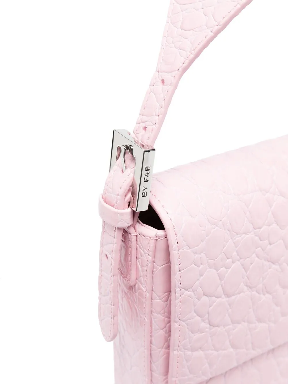 фото By far сумка на плечо manu с тиснением под кожу крокодила