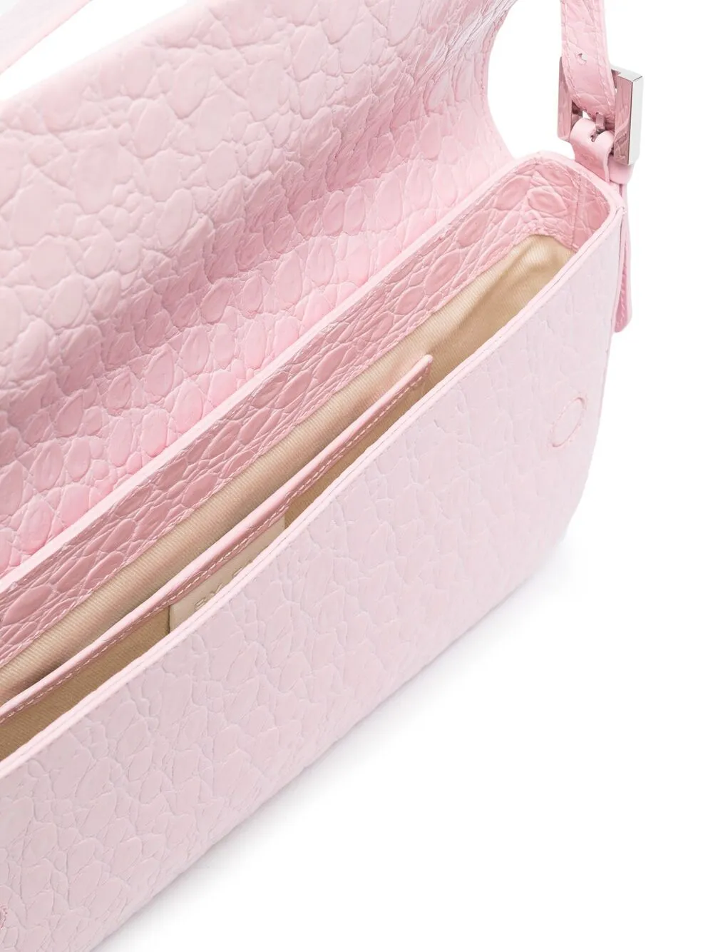 фото By far сумка на плечо manu с тиснением под кожу крокодила