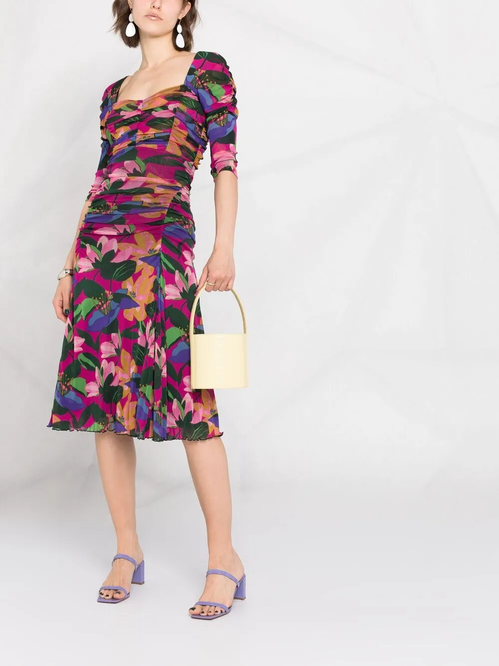 фото Dvf diane von furstenberg платье со сборками и цветочным принтом