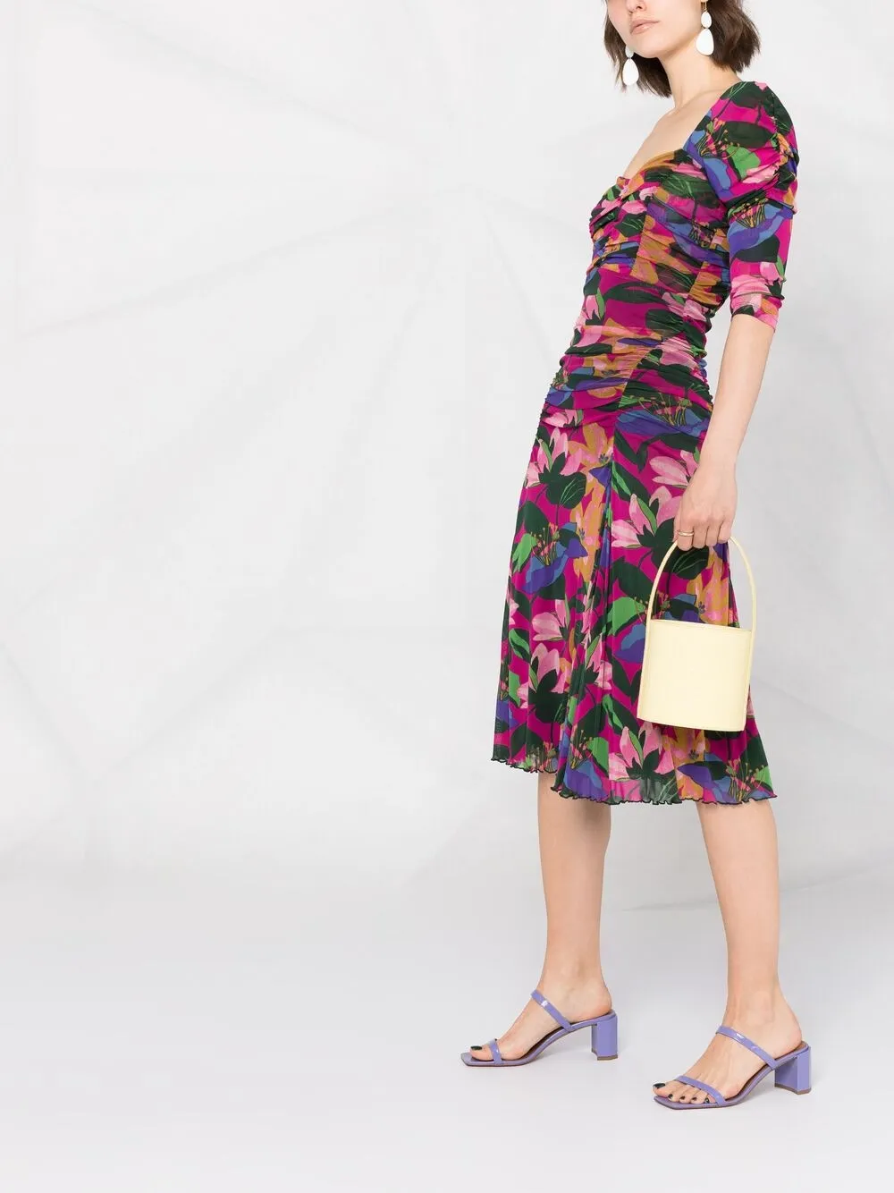 фото Dvf diane von furstenberg платье со сборками и цветочным принтом