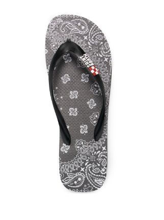 bandana print flip flops展示图