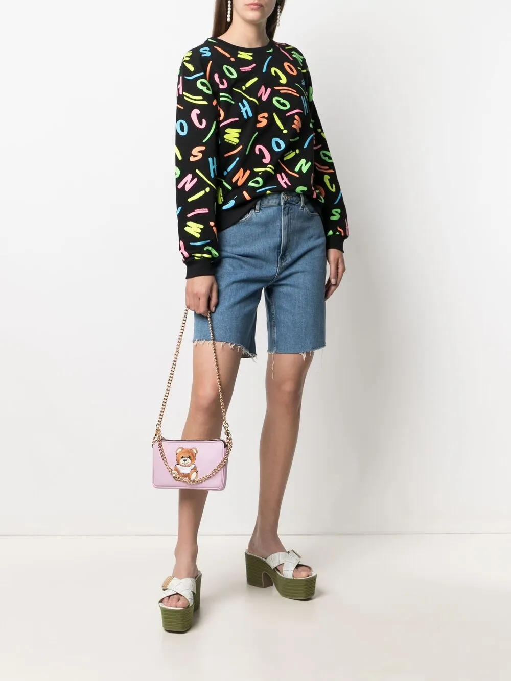 фото Moschino сумка через плечо с вышивкой teddy