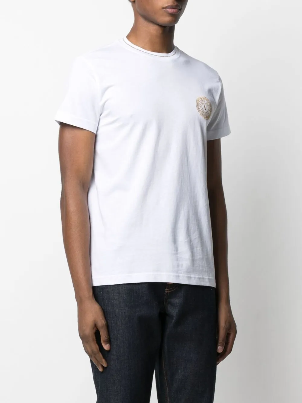 фото Versace jeans couture футболка с вышивкой v-emblem