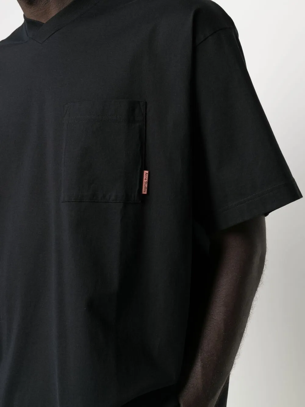 фото Acne studios футболка с нагрудным карманом и v-образным вырезом