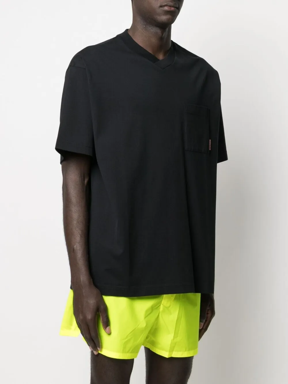 фото Acne studios футболка с нагрудным карманом и v-образным вырезом