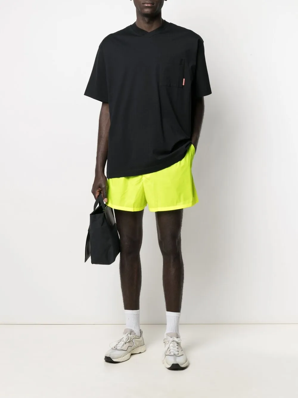 фото Acne studios футболка с нагрудным карманом и v-образным вырезом