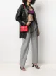 Imagem 2 de Versace Jeans Couture Bolsa transversal de couro com fivela