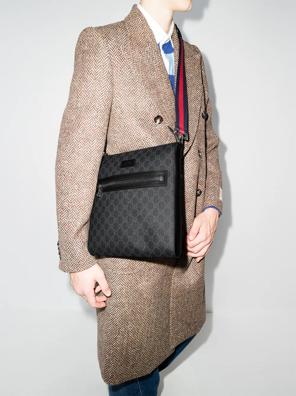 фото Gucci маленькая сумка-мессенджер с узором gg supreme