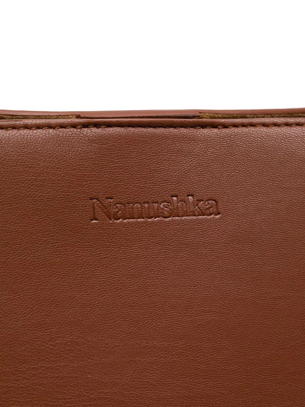 фото Nanushka сумка-ведро с тисненым логотипом