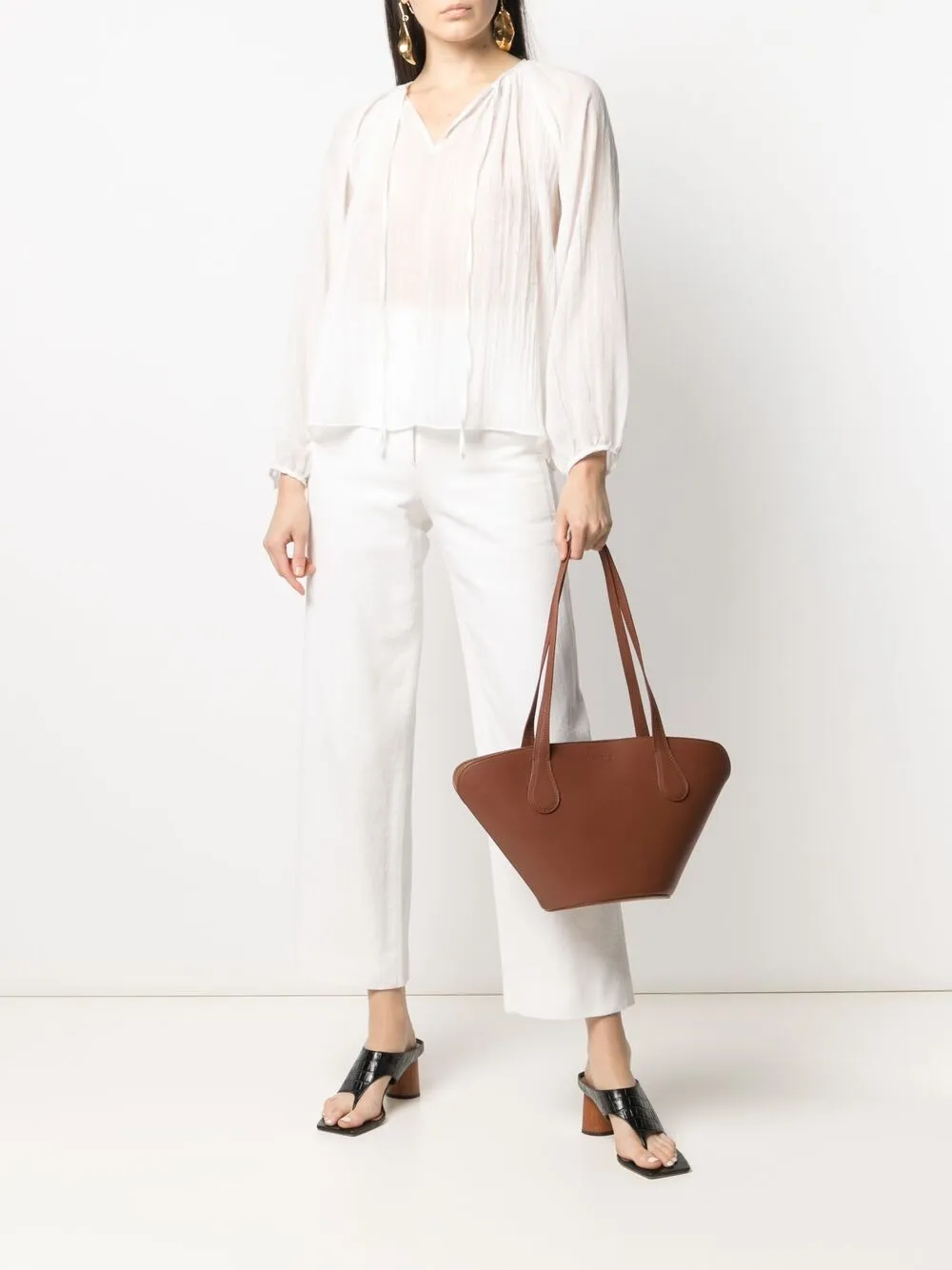 фото Nanushka сумка-ведро с тисненым логотипом