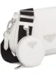 Prada cartera con placa del logo