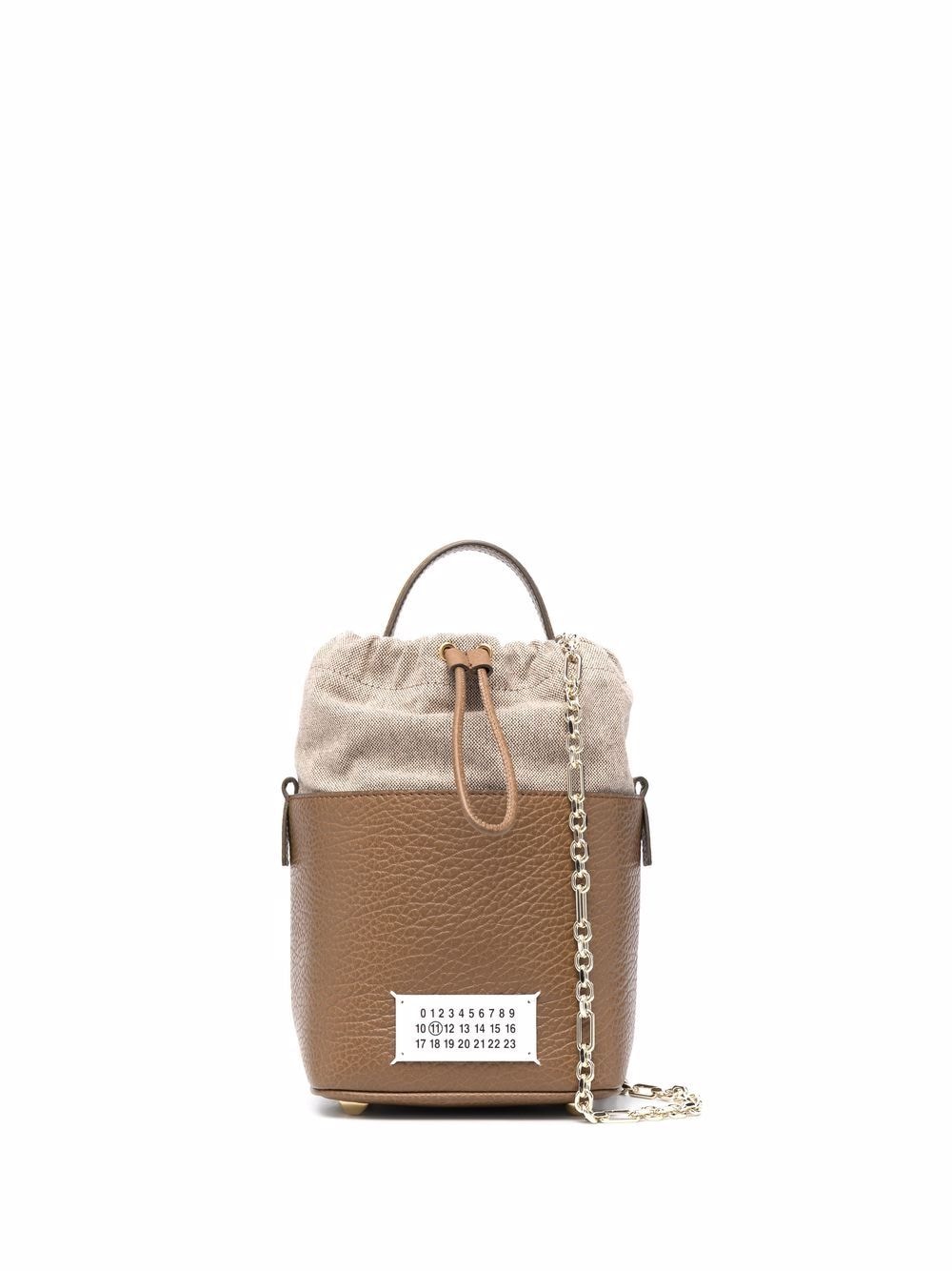 

Maison Margiela bolsa bucket con parche de números 5AC - Marrón