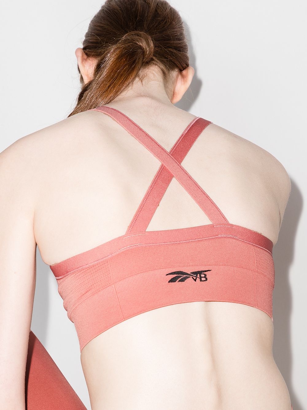 фото Reebok x victoria beckham logo-jacquard seamless sports bra