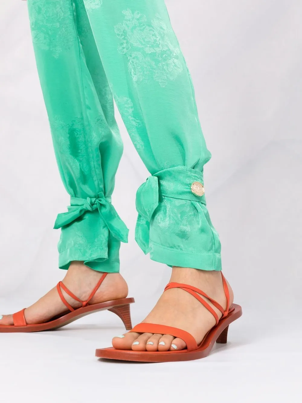 фото Pinko брюки с цветочной вышивкой