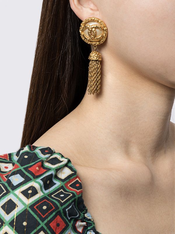 Chanel Pre-owned 1993 Faux-Pearl CC Tassel Clip-On Earrings - Gold