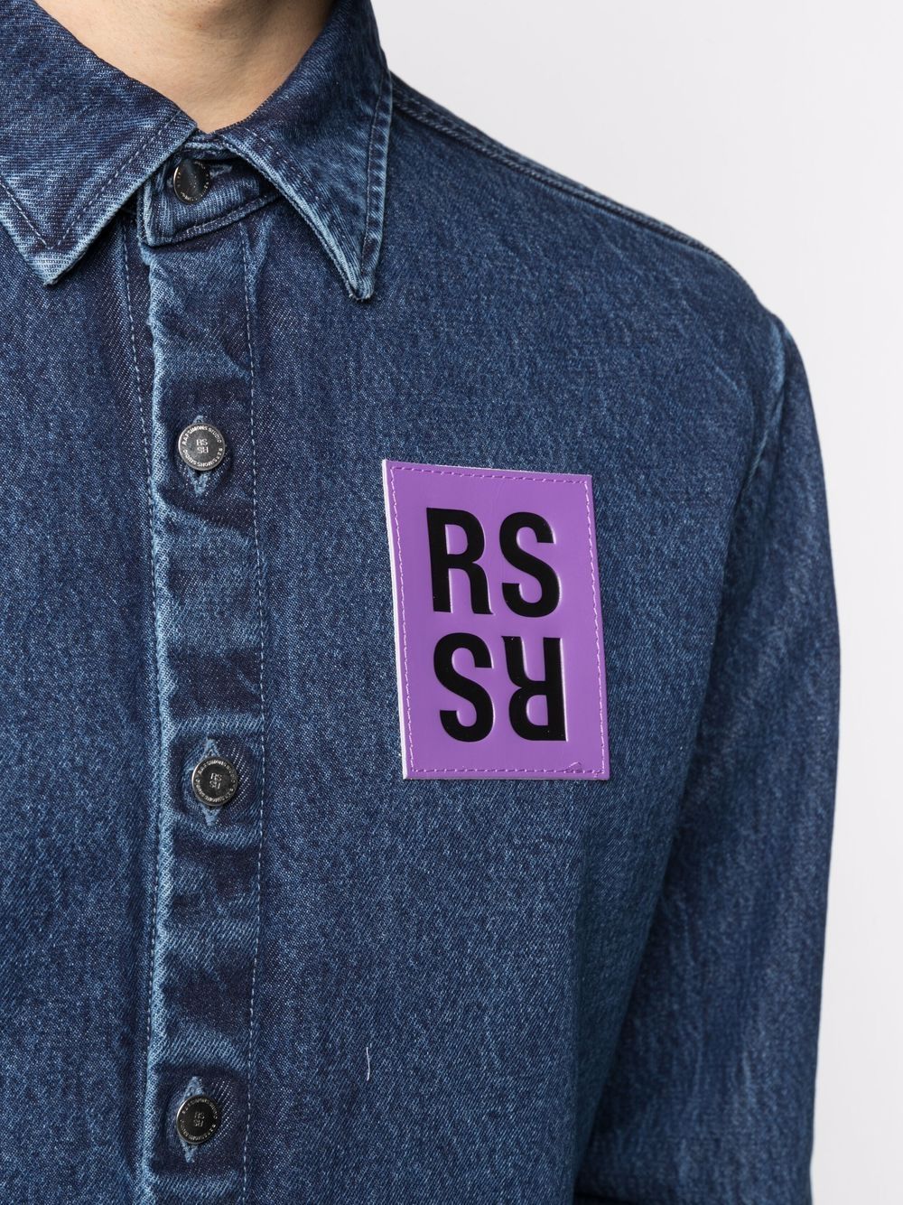 фото Raf simons джинсовая рубашка с нашивкой-логотипом