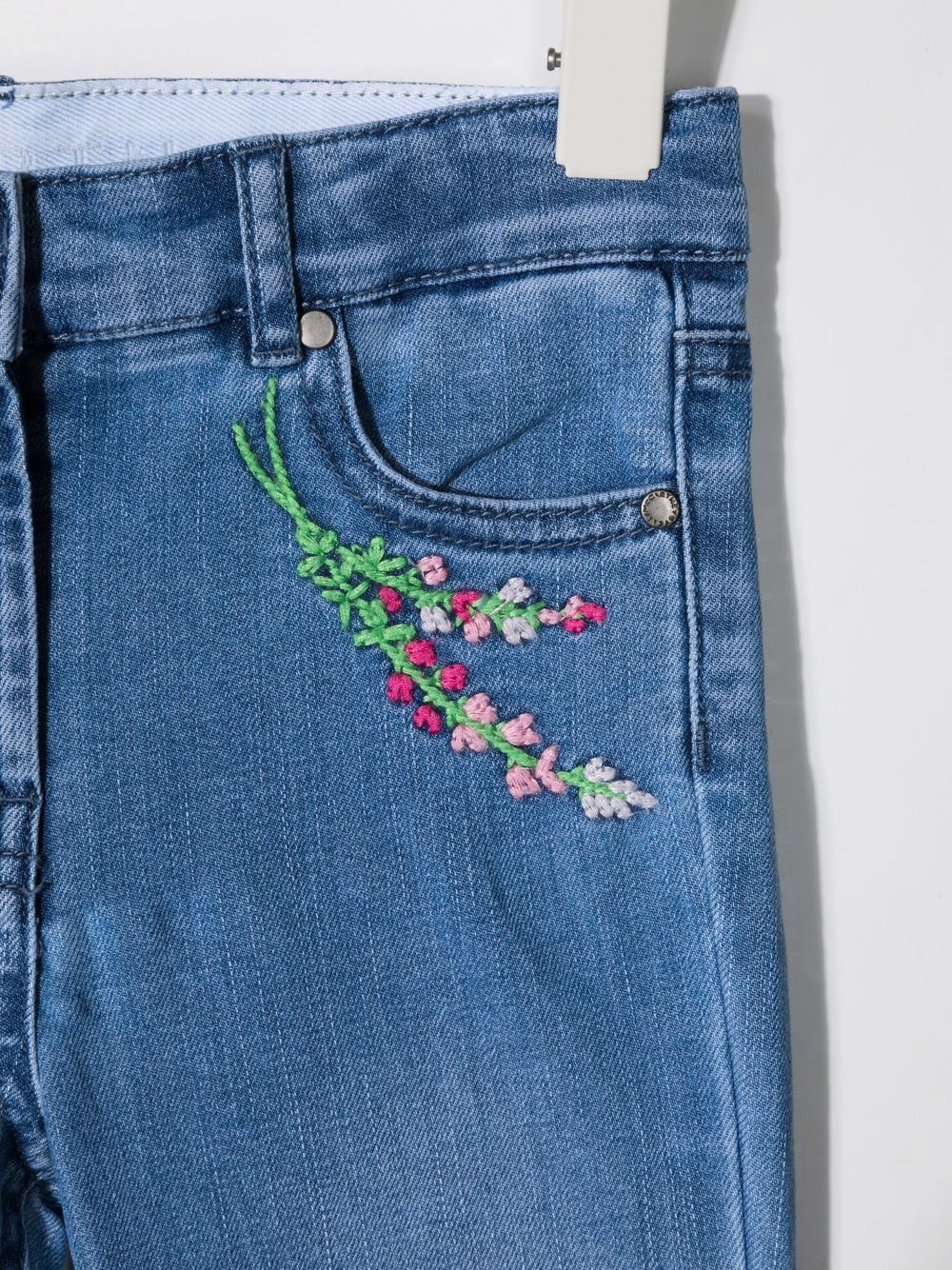 фото Stella mccartney kids расклешенные джинсы с цветочной вышивкой
