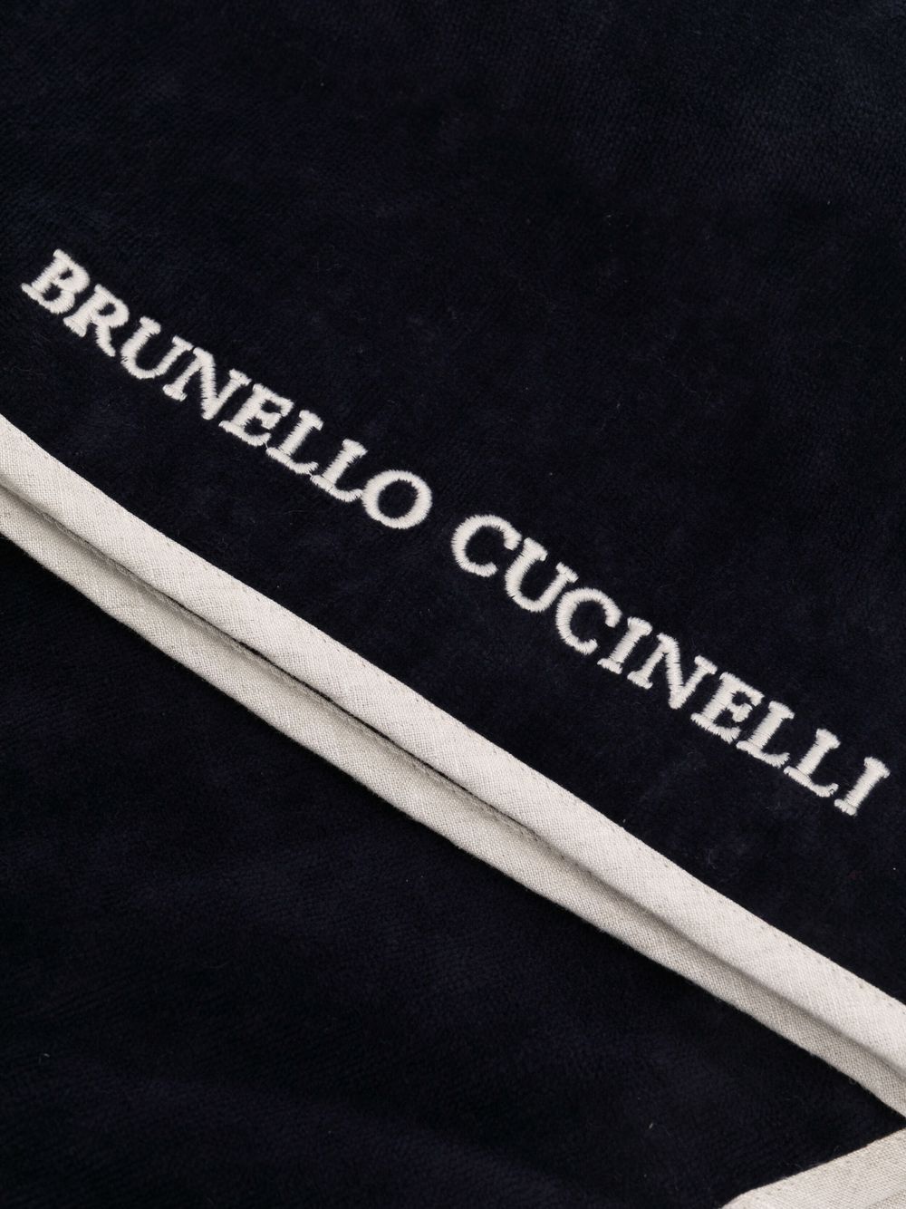 фото Brunello cucinelli полотенце с вышитым логотипом