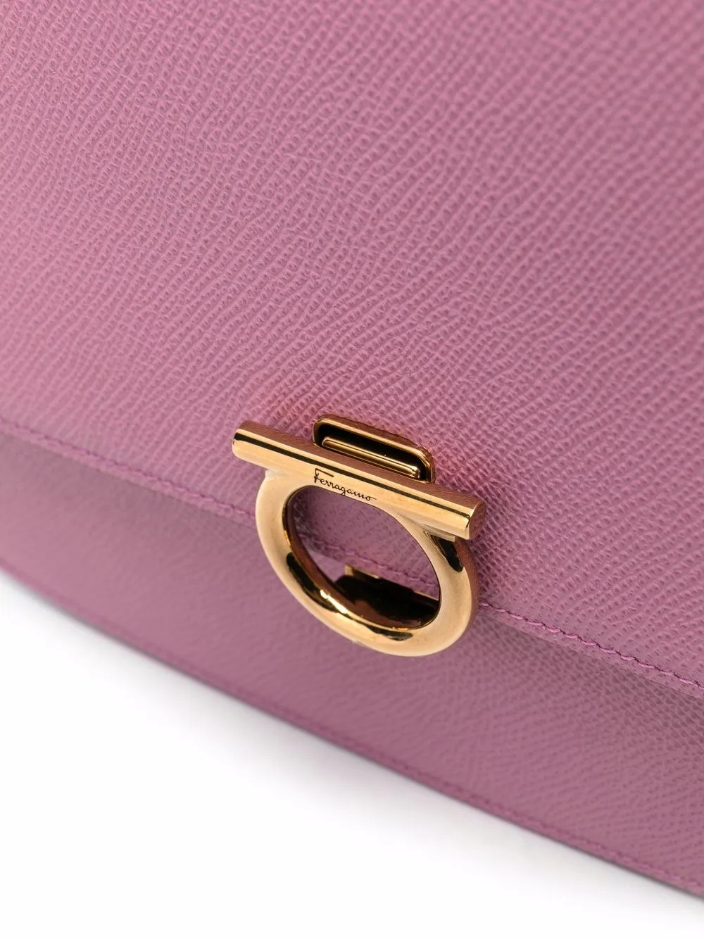 фото Salvatore ferragamo сумка с откидным клапаном и декором gancini