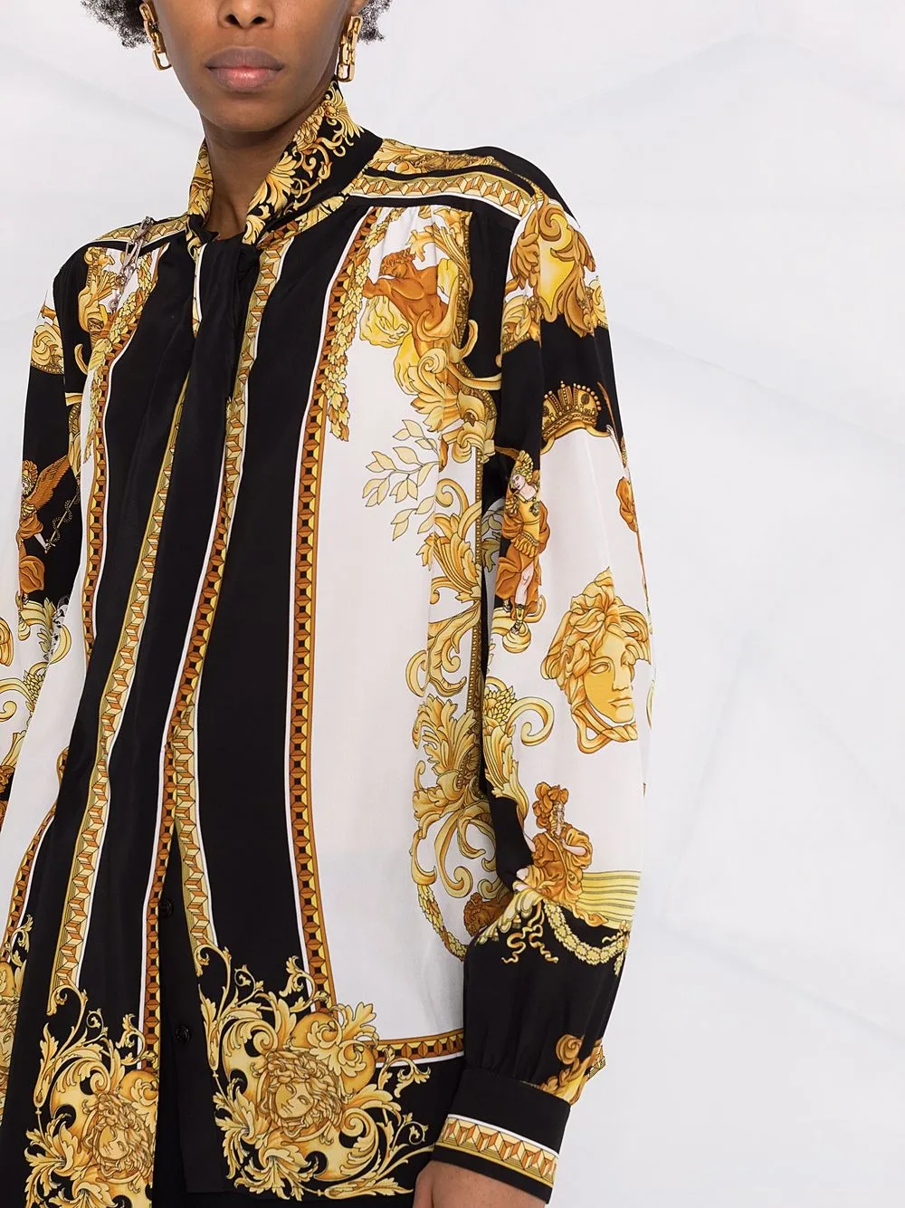 фото Versace рубашка с принтом barocco и бантом