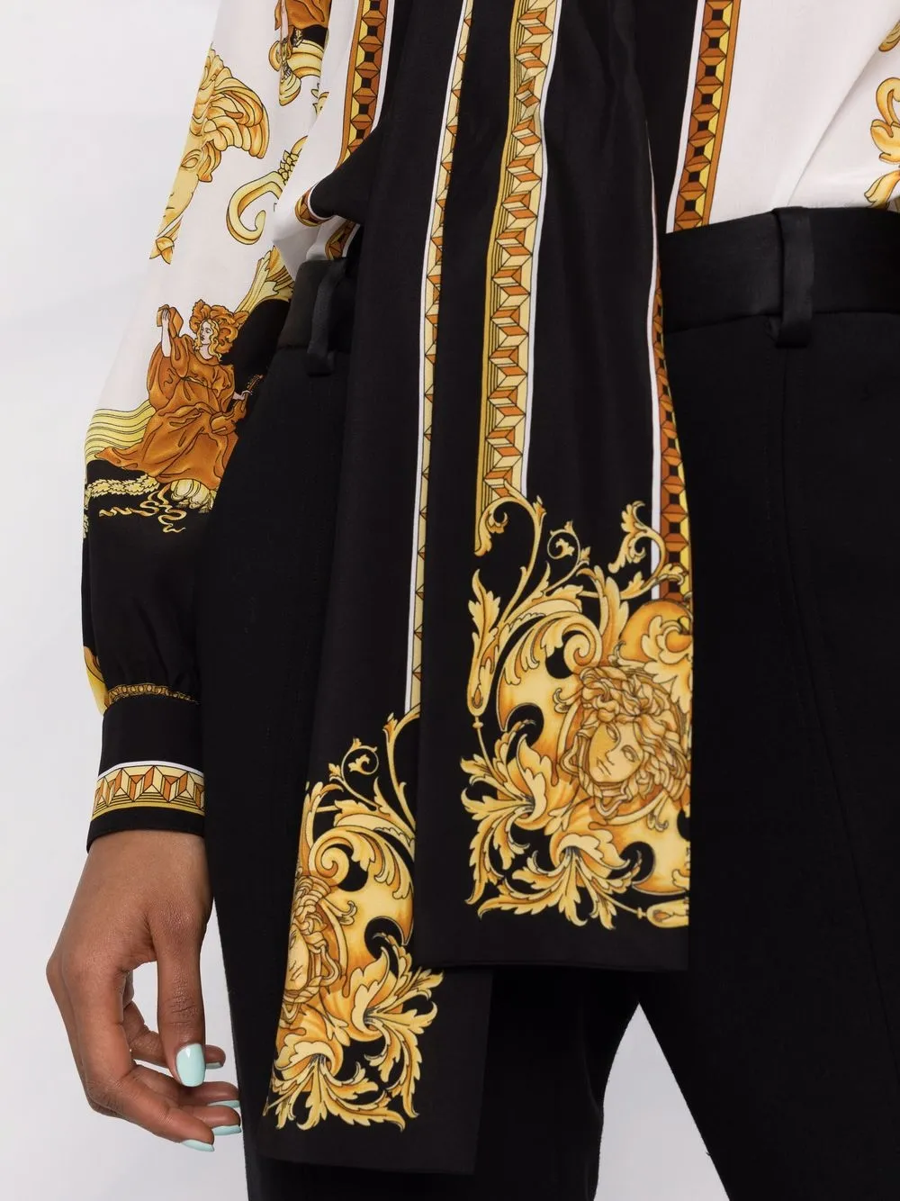 фото Versace рубашка с принтом barocco и бантом